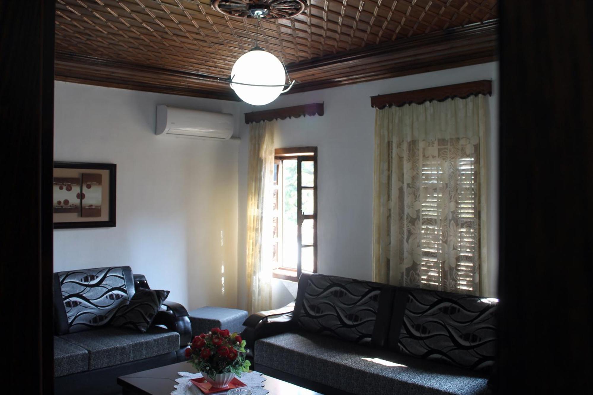 בראט Tomor Shehu Guest House מראה חיצוני תמונה