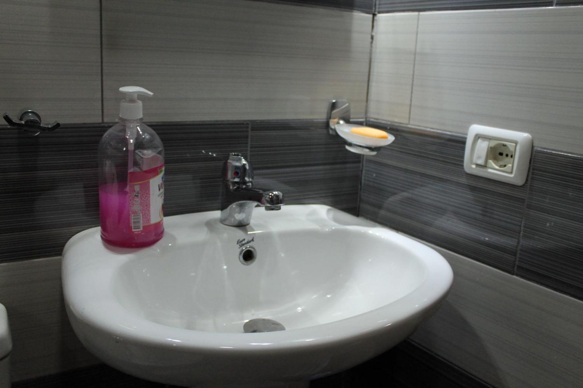 בראט Tomor Shehu Guest House מראה חיצוני תמונה