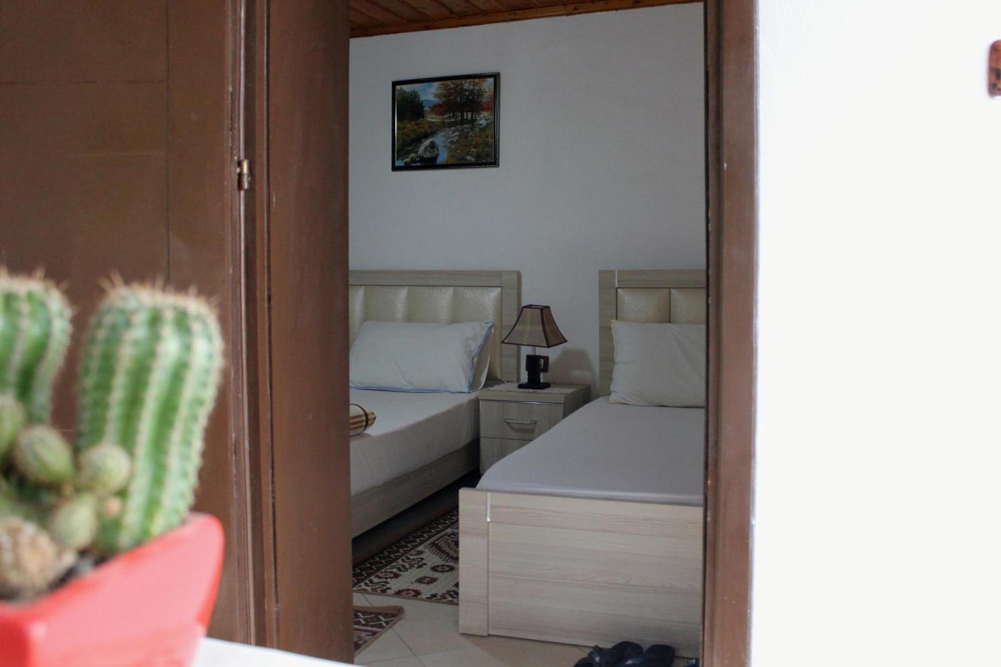 בראט Tomor Shehu Guest House מראה חיצוני תמונה