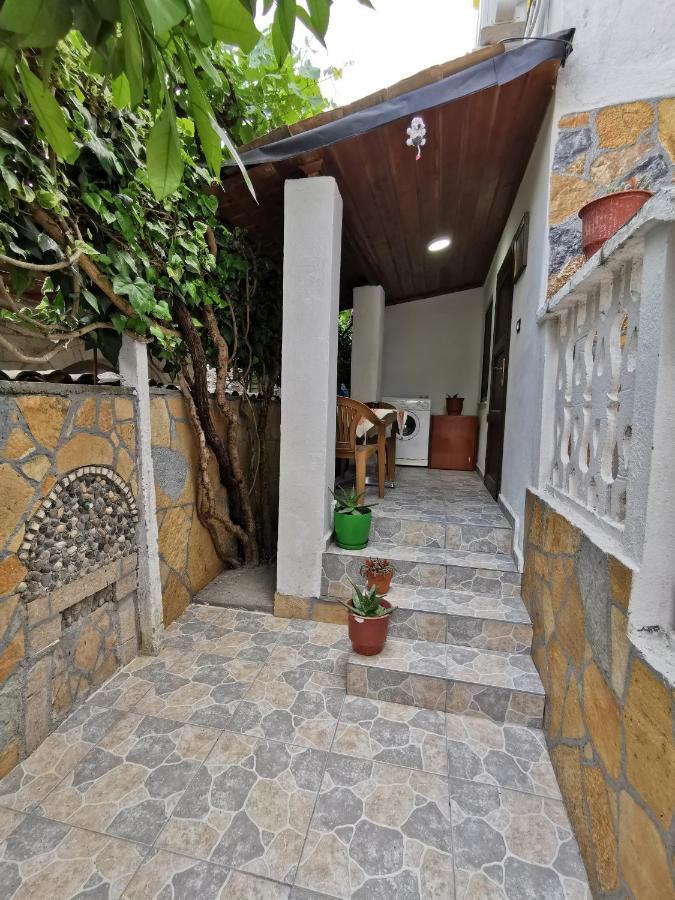 בראט Tomor Shehu Guest House מראה חיצוני תמונה